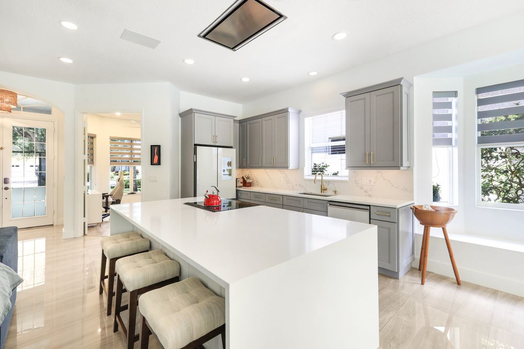 6072 Highwood Park Ln, Naples, FL 34110