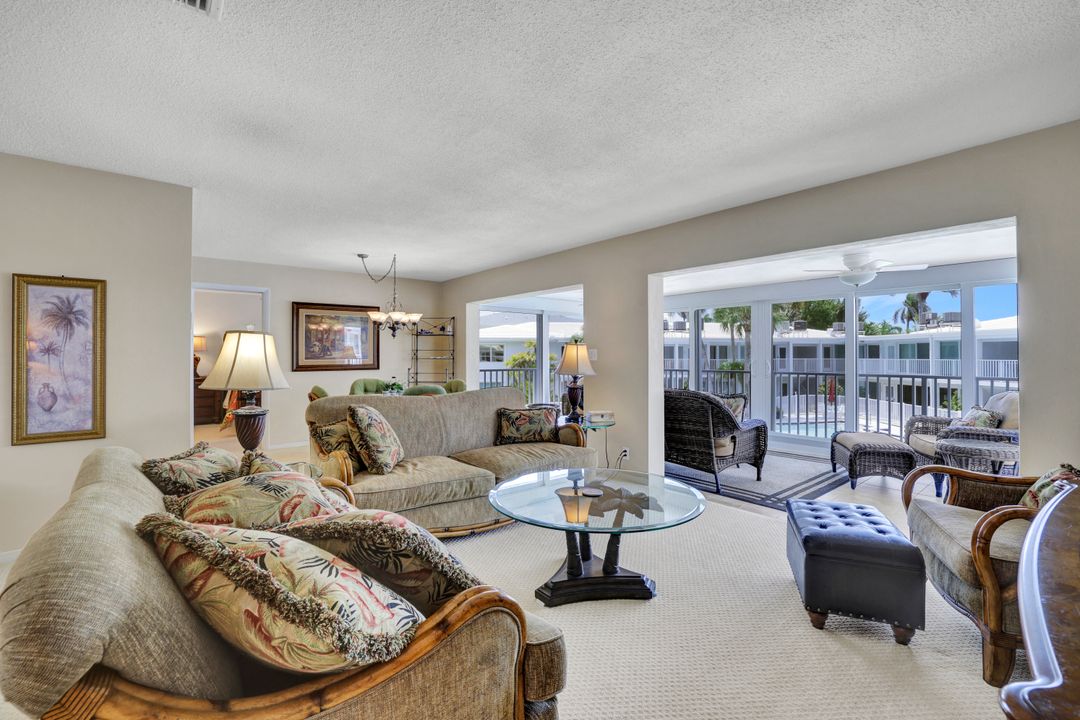 386 Harbour Dr, Naples, FL 34103