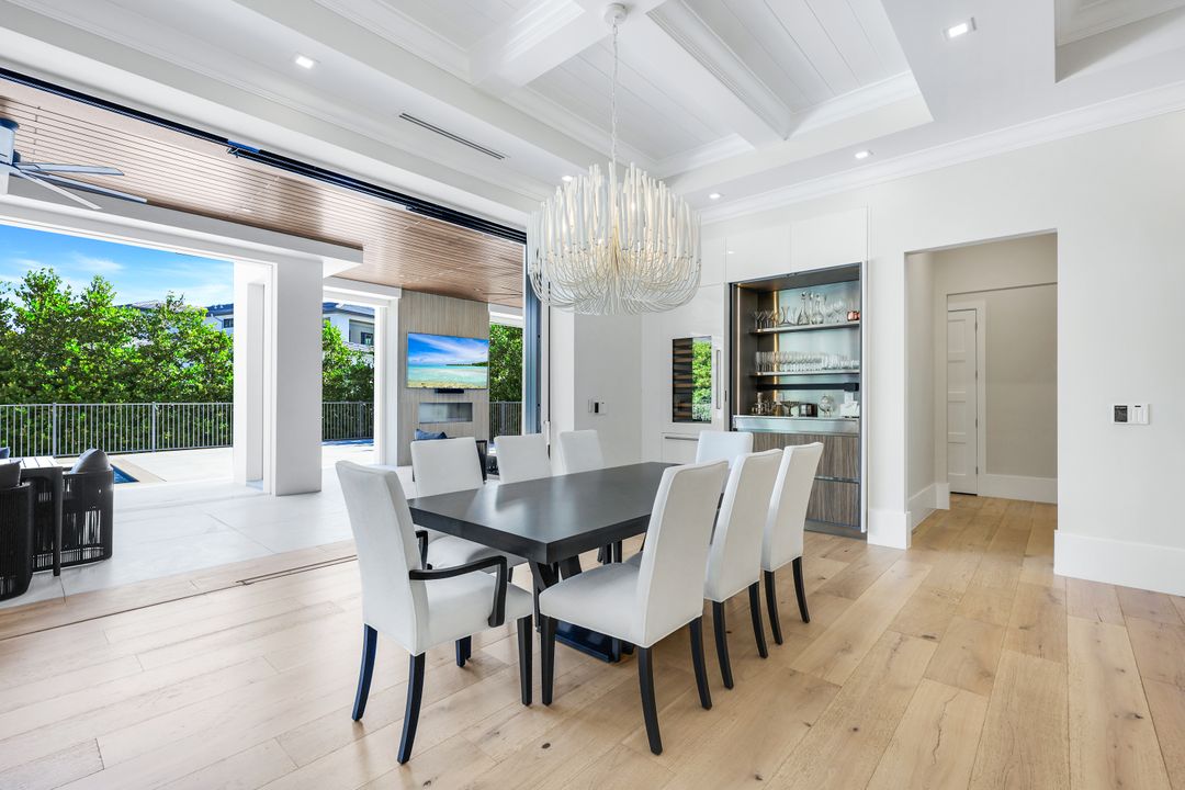 3190 Crayton Rd, Naples, FL 34103