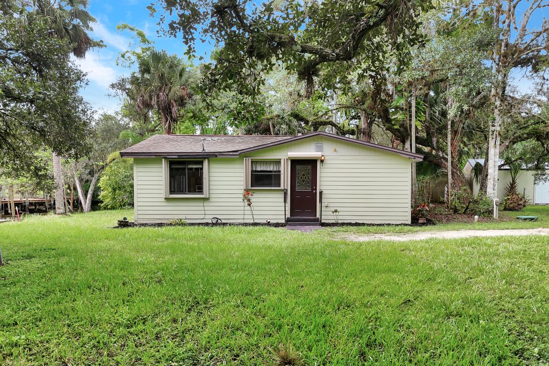 18200 Elmwood Dr, Alva, FL 33920