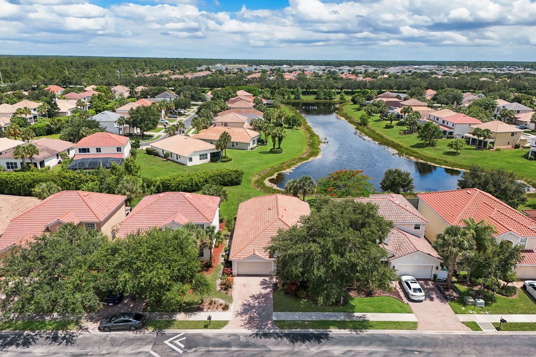 2010 Fairmont Ln, Naples, FL 34120