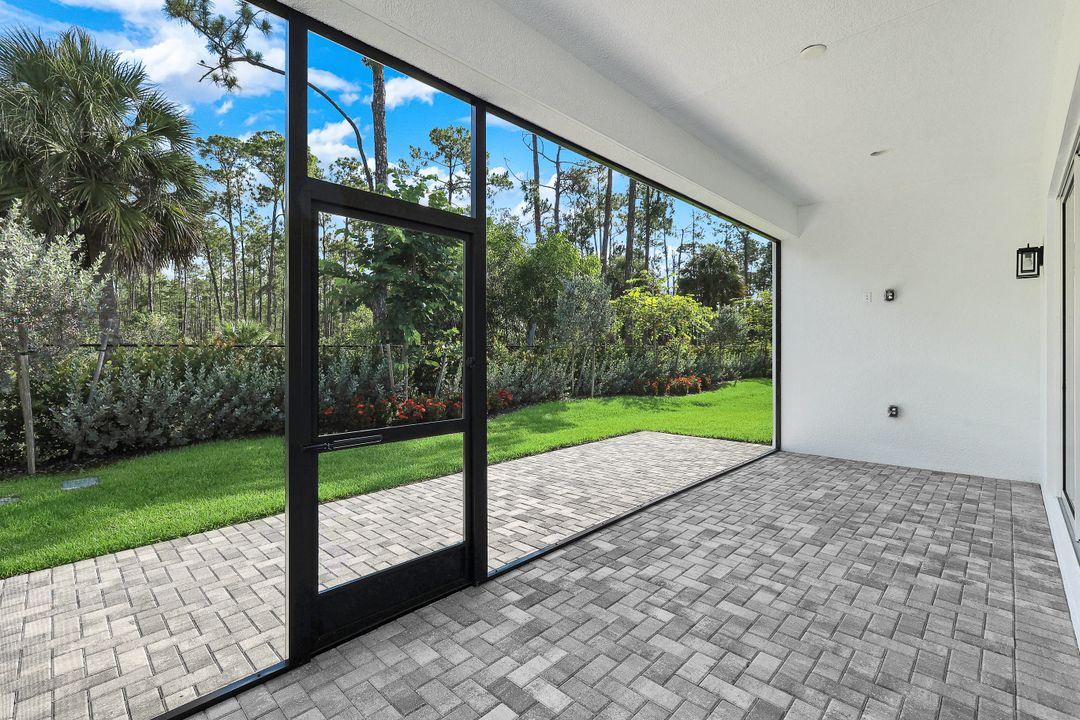 2565 Kingfisher Dr, Naples, FL 34112