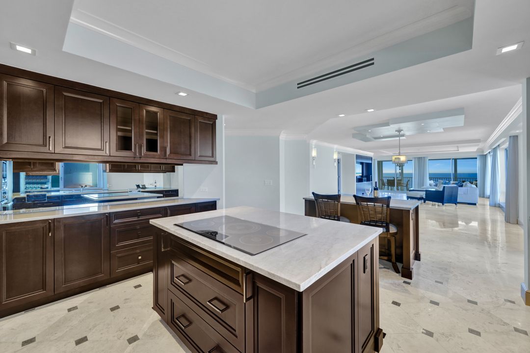 9811 Gulf Shore Dr #203, Naples, FL 34108