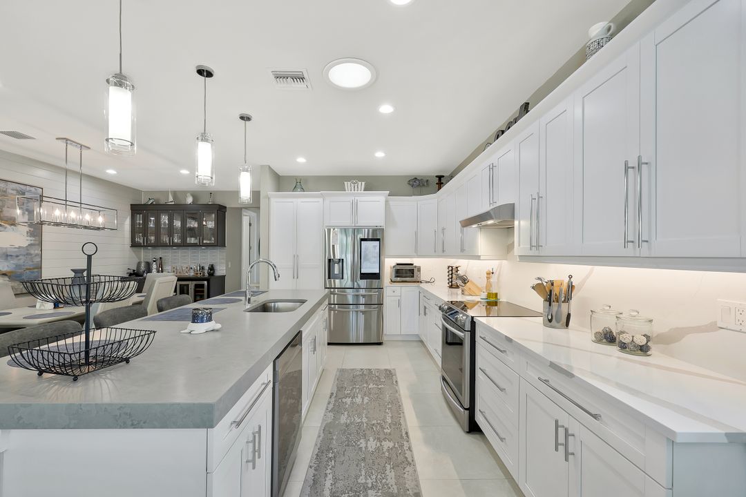 715 102nd Ave N, Naples, FL 34108
