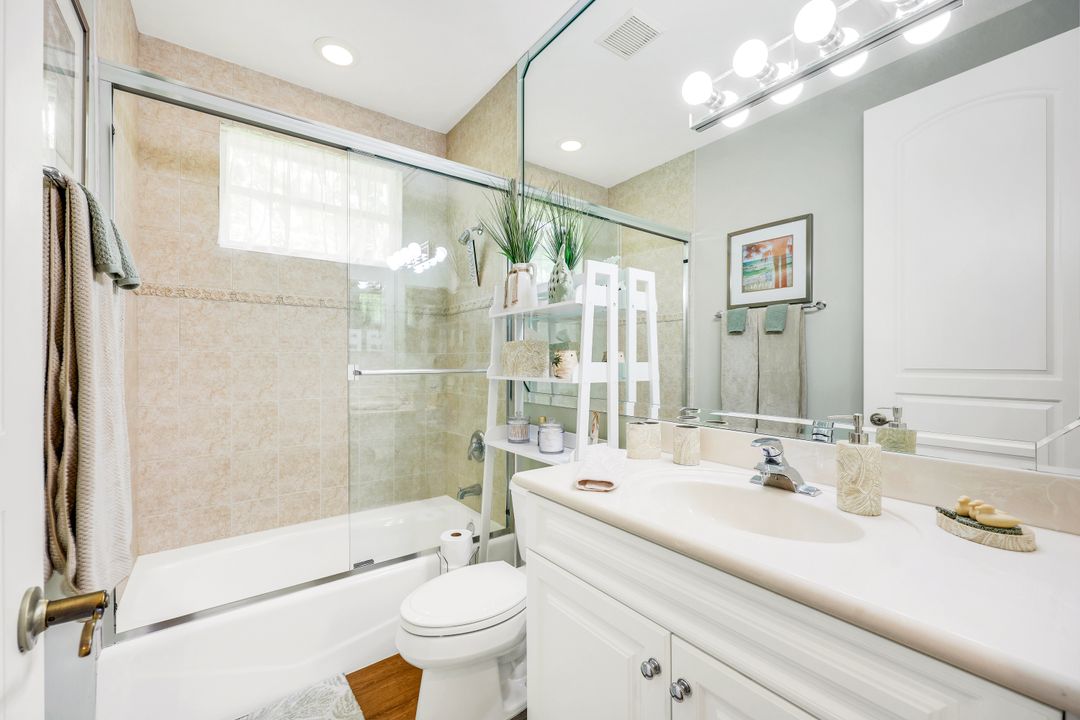 5926 Amberwood Dr, Naples, FL 34110