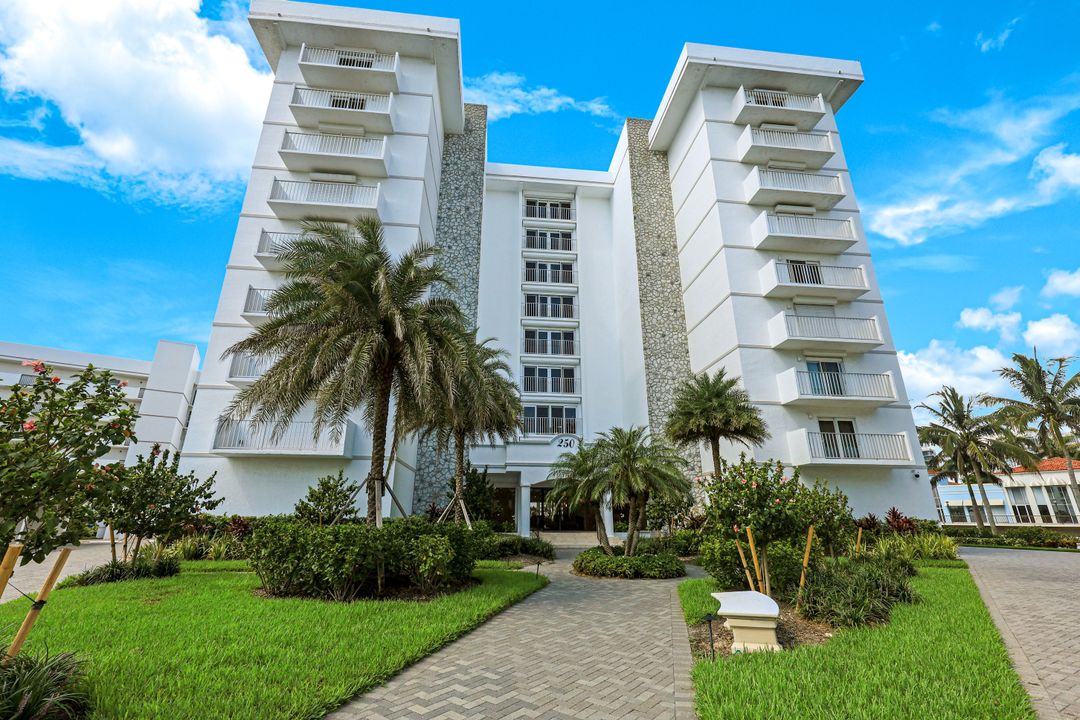 250 Park Shore Dr, Naples, FL 34103