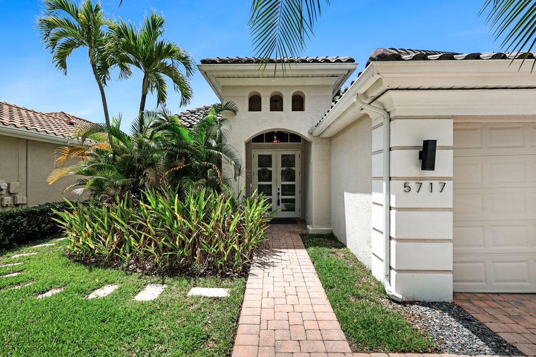 5717 Lago Villaggio Way, Naples, FL 34104