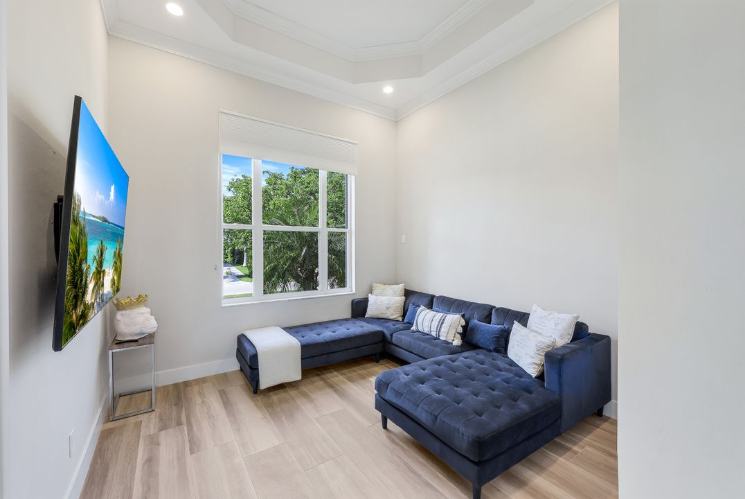 155 Heron Ave, Naples, FL 34108