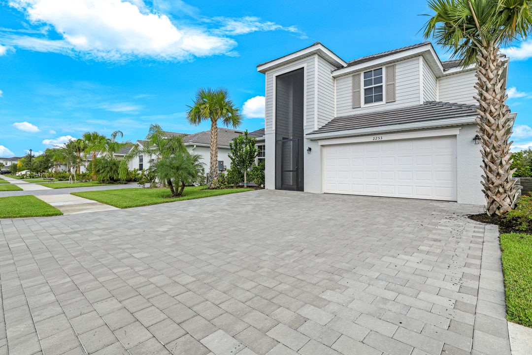 2253 Avocado Ln, Naples, FL 34120