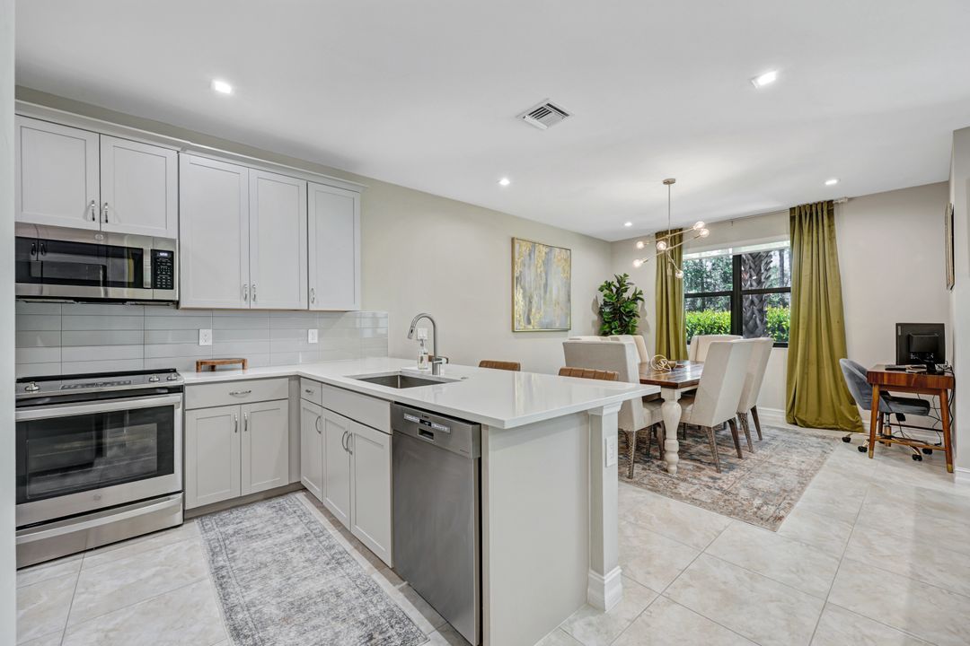 7348 Rockefeller Dr, Naples, FL 34119