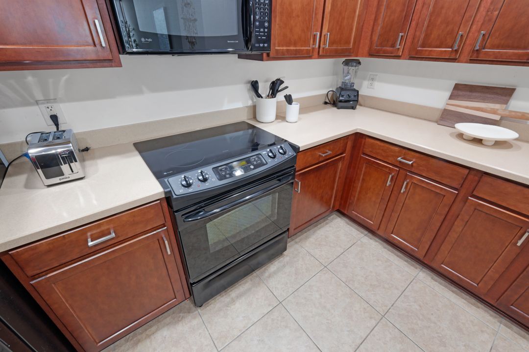 5793 Cape Harbour Dr #613, Cape Coral, FL 33914