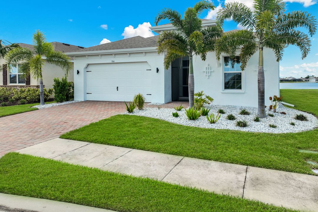 950 Stonewater Lk Ter, Cape Coral, FL 33993