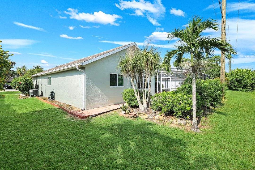 9814 Country Oaks Dr, Fort Myers, FL 33967