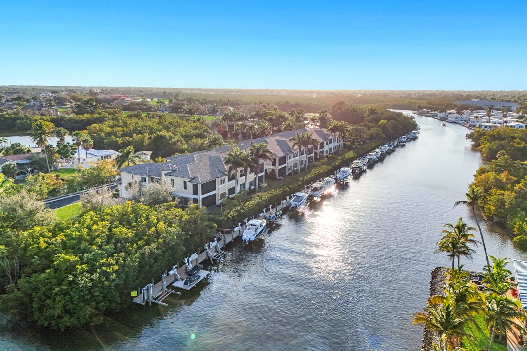 2472 Breakwater Wy #11-102, Naples, FL 34112