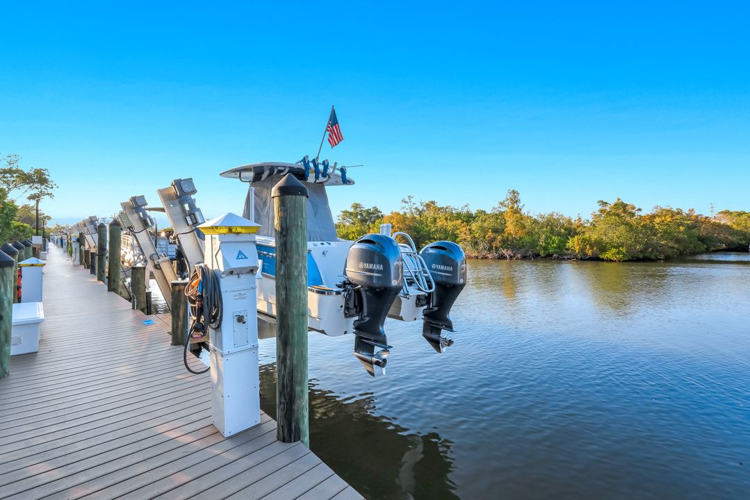 2472 Breakwater Wy #11-102, Naples, FL 34112