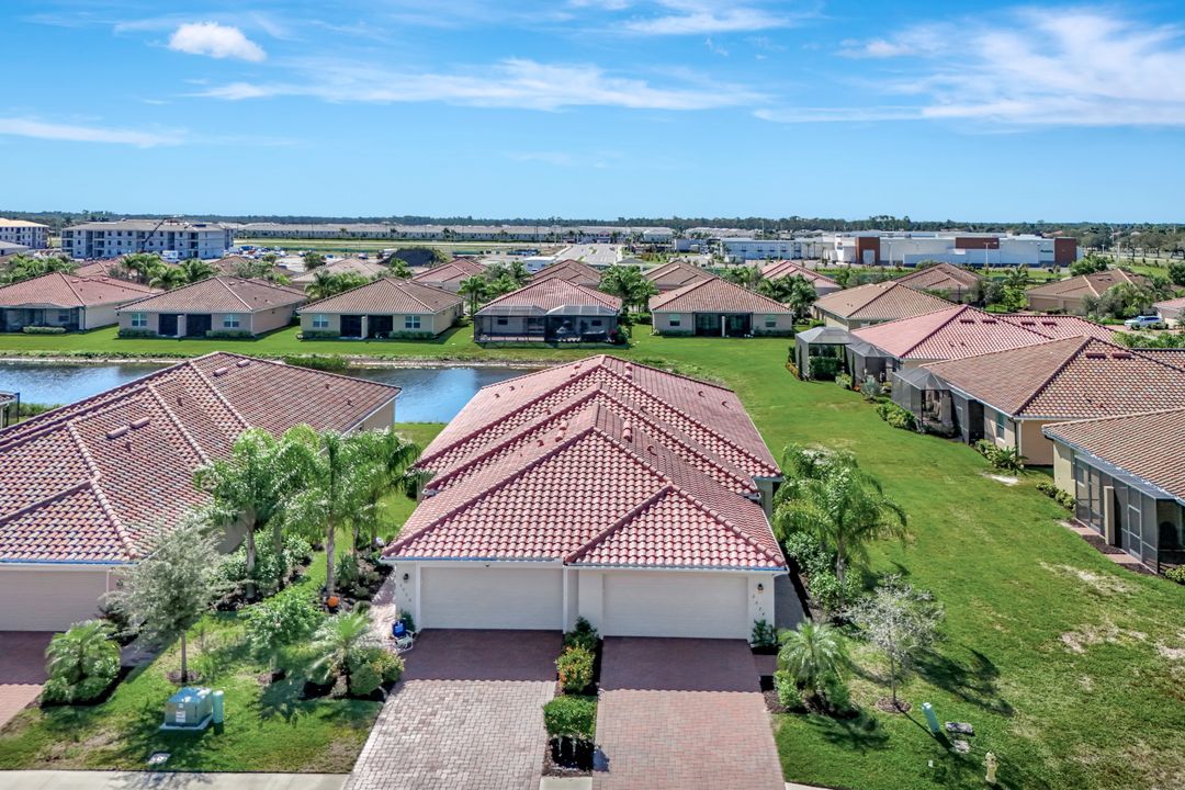 2074 Tamarron Ln, Naples, FL 34120