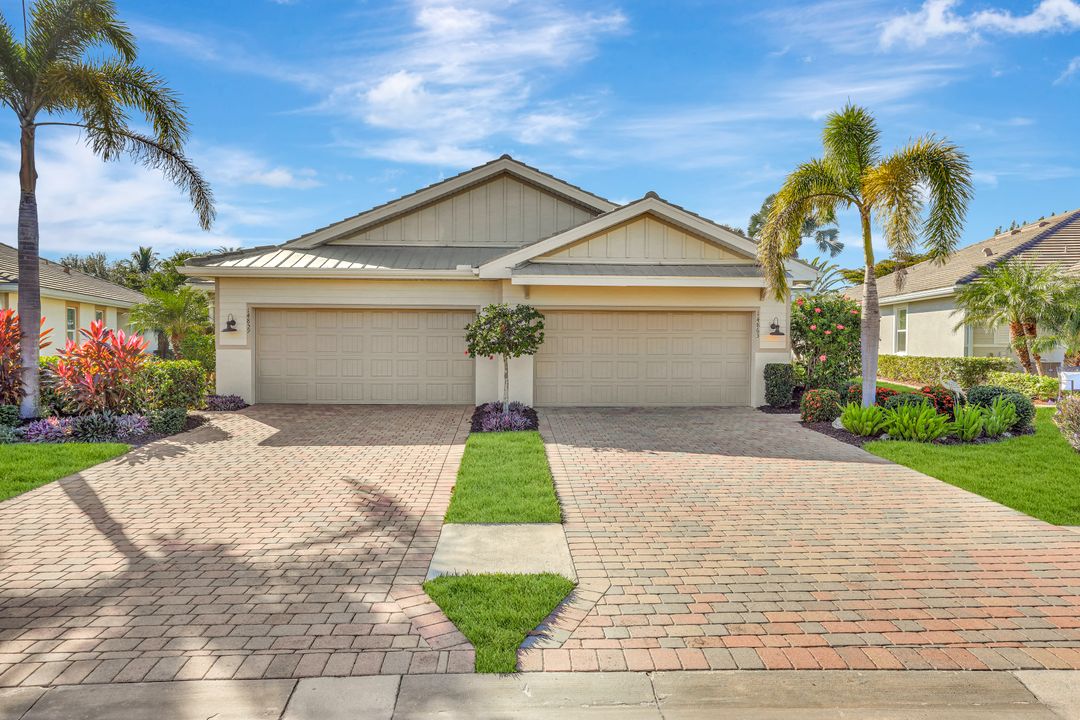 14863 Edgewater Cir, Naples, FL 34114