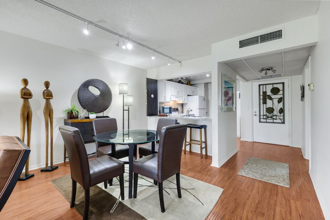 1084 Forest Lake Dr #304, Naples, FL 34105