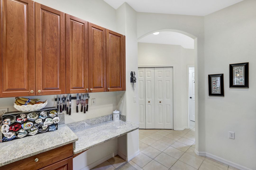 6254 Mandalay Cir, Naples, FL 34112