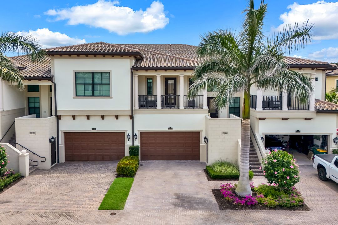 2472 Breakwater Wy #11-202, Naples, FL 34112