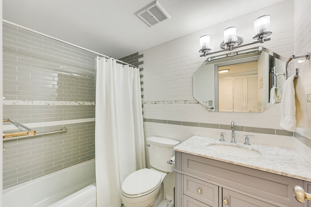 5 High Point Cir W #204, Naples, FL 34103