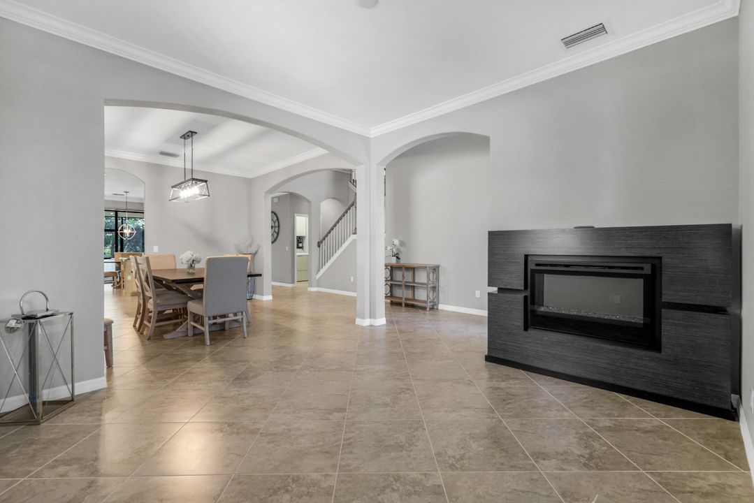 4264 Raffia Palm Cir, Naples, FL 34119