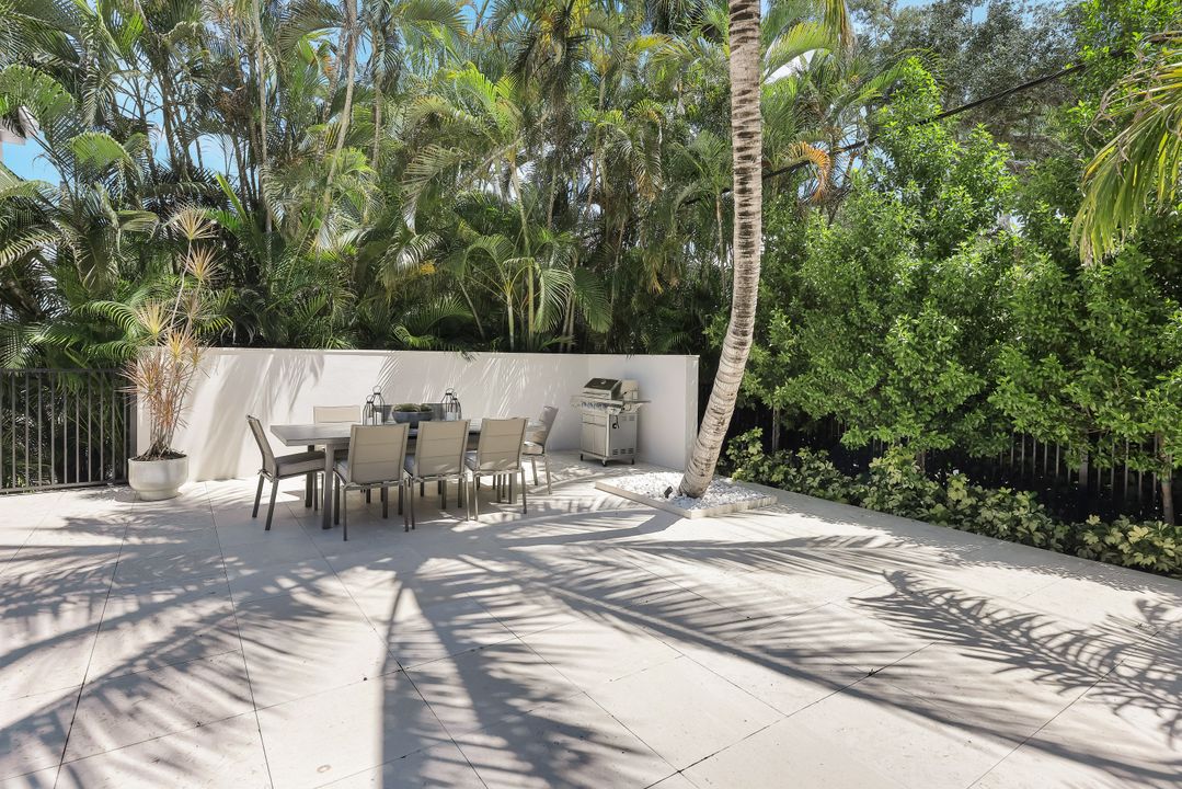 1095 Sandpiper St, Naples, FL 34102