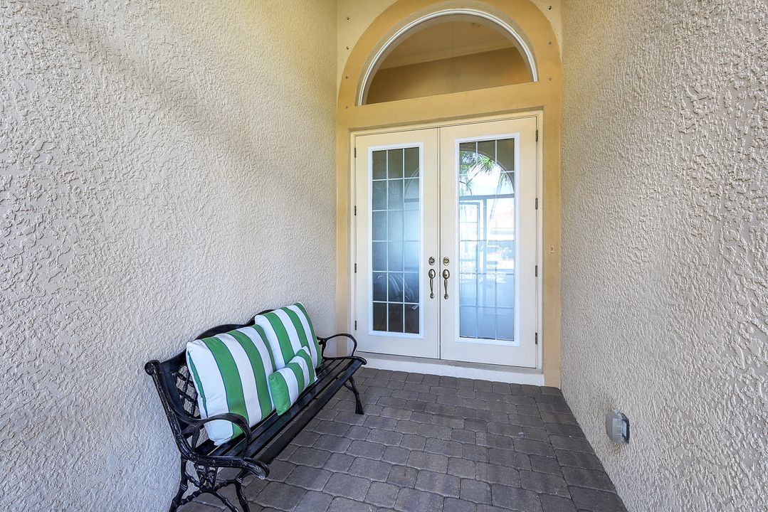 6074 Divot Ct, Naples, FL 34113