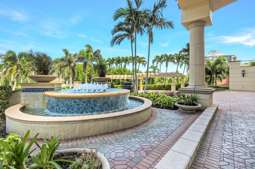 81 Seagate Dr, Naples, FL 34103