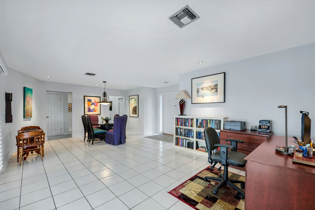 211 Pine Valley Cir, Naples, FL 34113