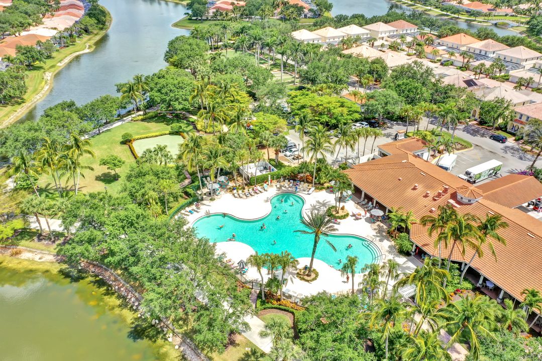 5441 Freeport Ln, Naples, FL 34119