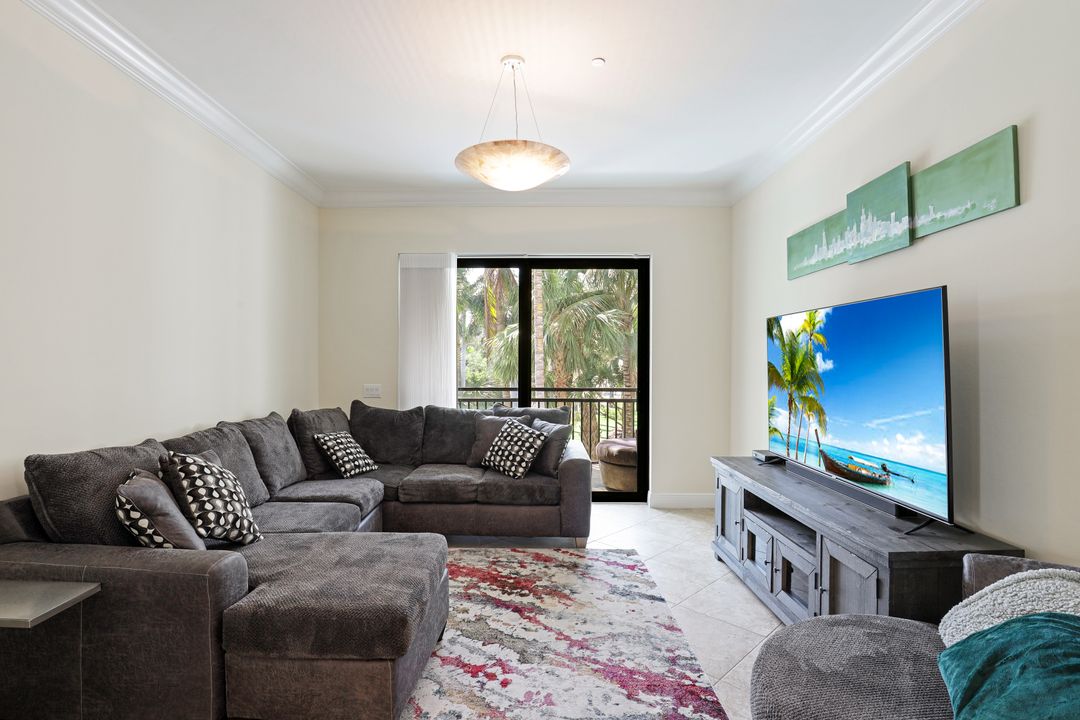 2555 Marquesa Royale Ln #1-101, Naples, FL 34109