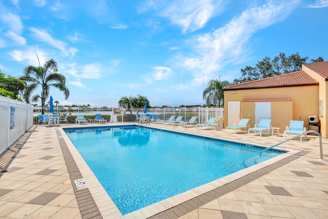 350 Henley Dr, Naples, FL 34104