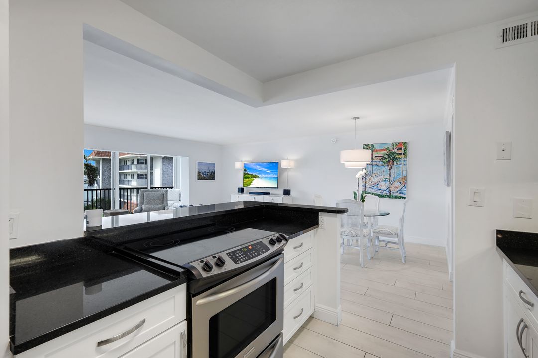 222 Harbour Dr #312, Naples, FL 34103