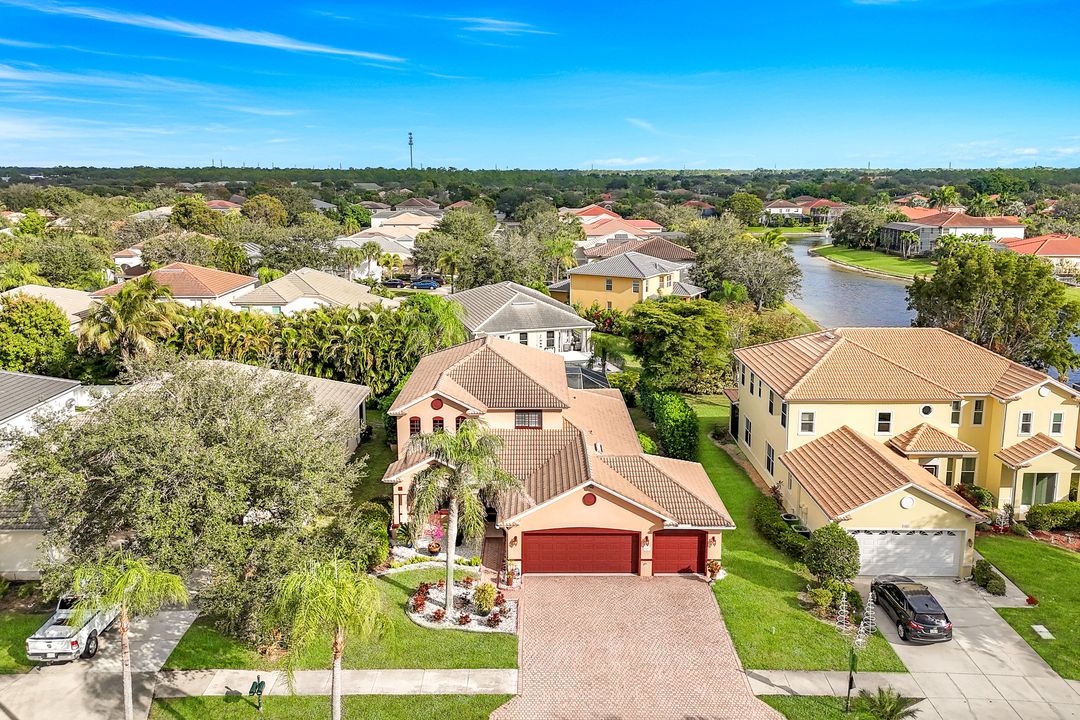 8493 Laurel Lakes Blvd, Naples, FL 34119