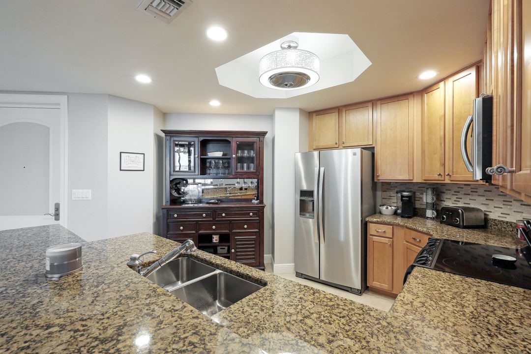 5793 Cape Harbour Dr #811, Cape Coral, FL 33914