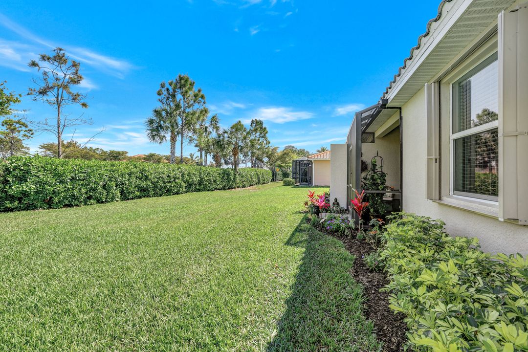 2072 Wellington St, Naples, FL 34120