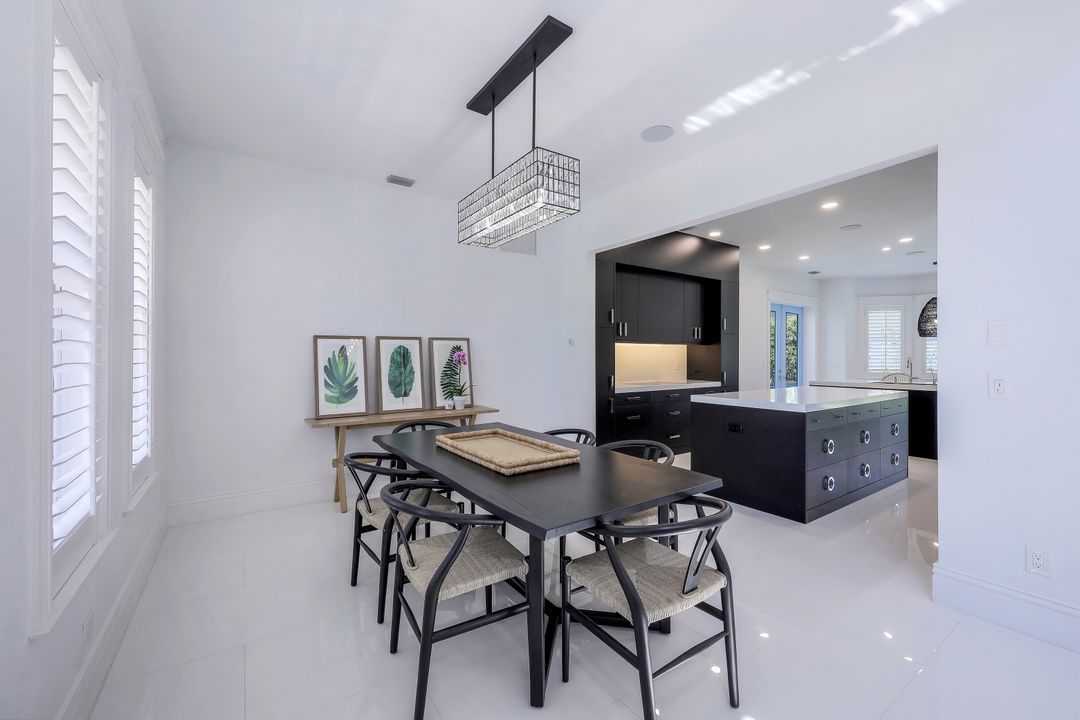 514 Corbel Dr, Naples, FL 34110
