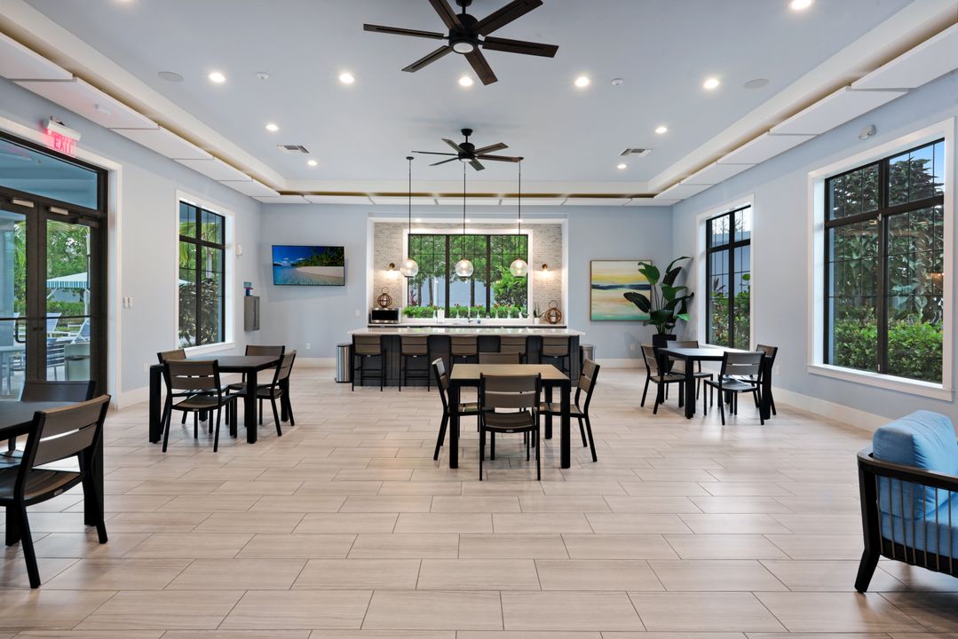 2542 Seychelles Dr #702, Naples, FL 34112