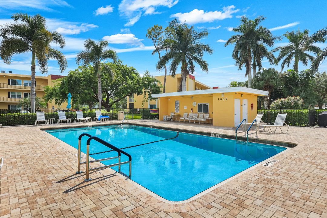 1084 Forest Lake Dr #304, Naples, FL 34105