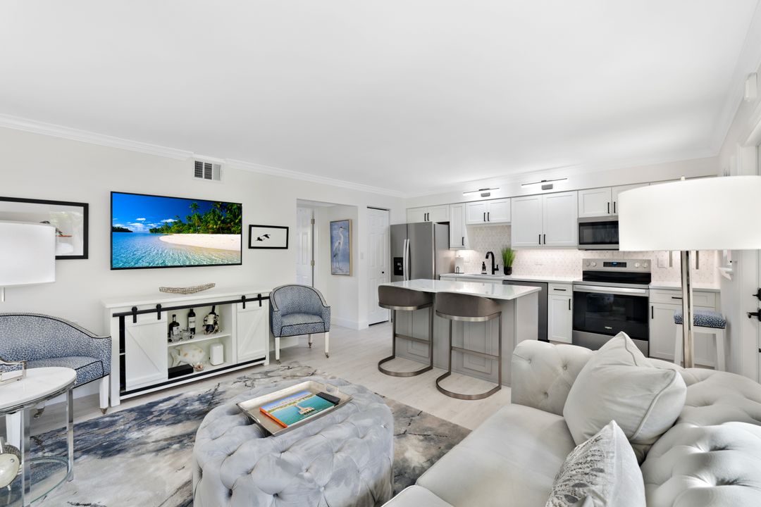 960 7th St S #105, Naples, FL 34102