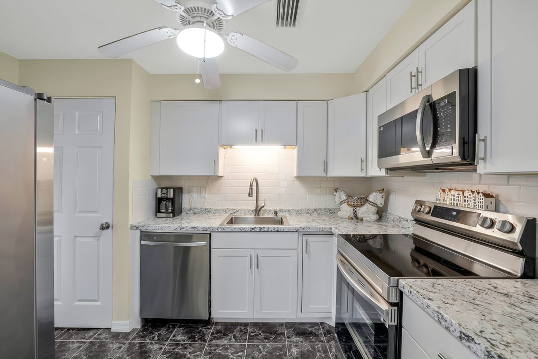 9 Hackney Ln, Naples, FL 34112