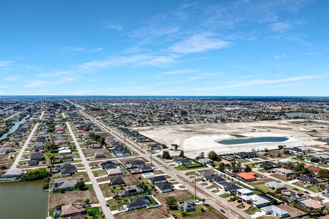 913 Embers Pkwy W, Cape Coral, FL 33993