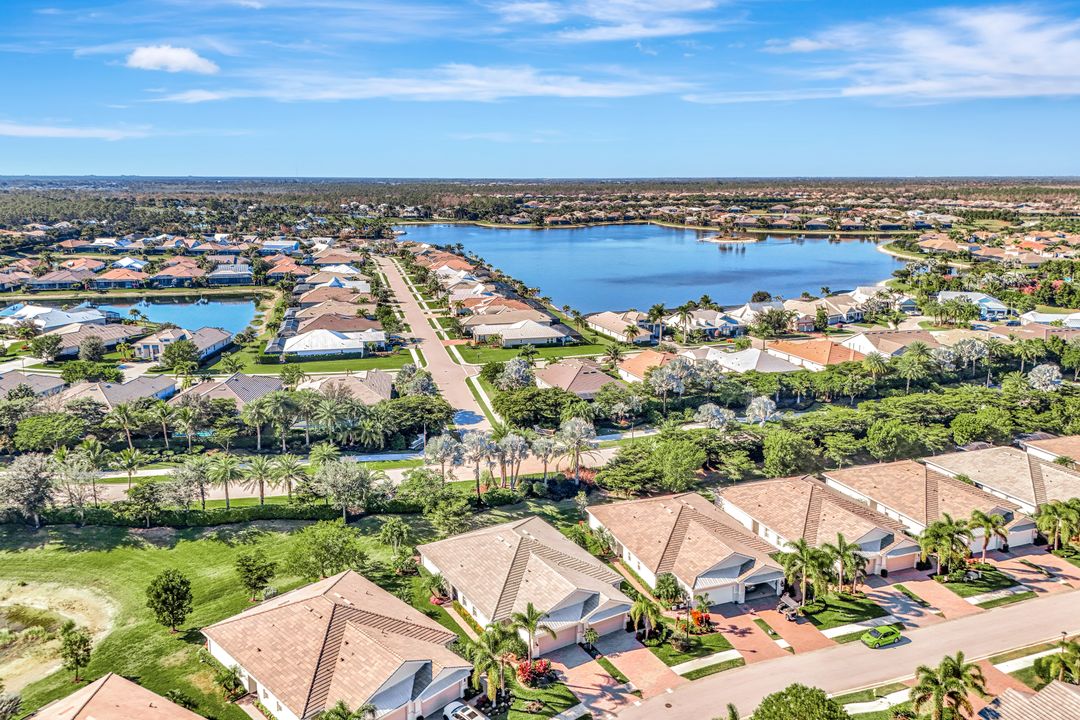 14863 Edgewater Cir, Naples, FL 34114