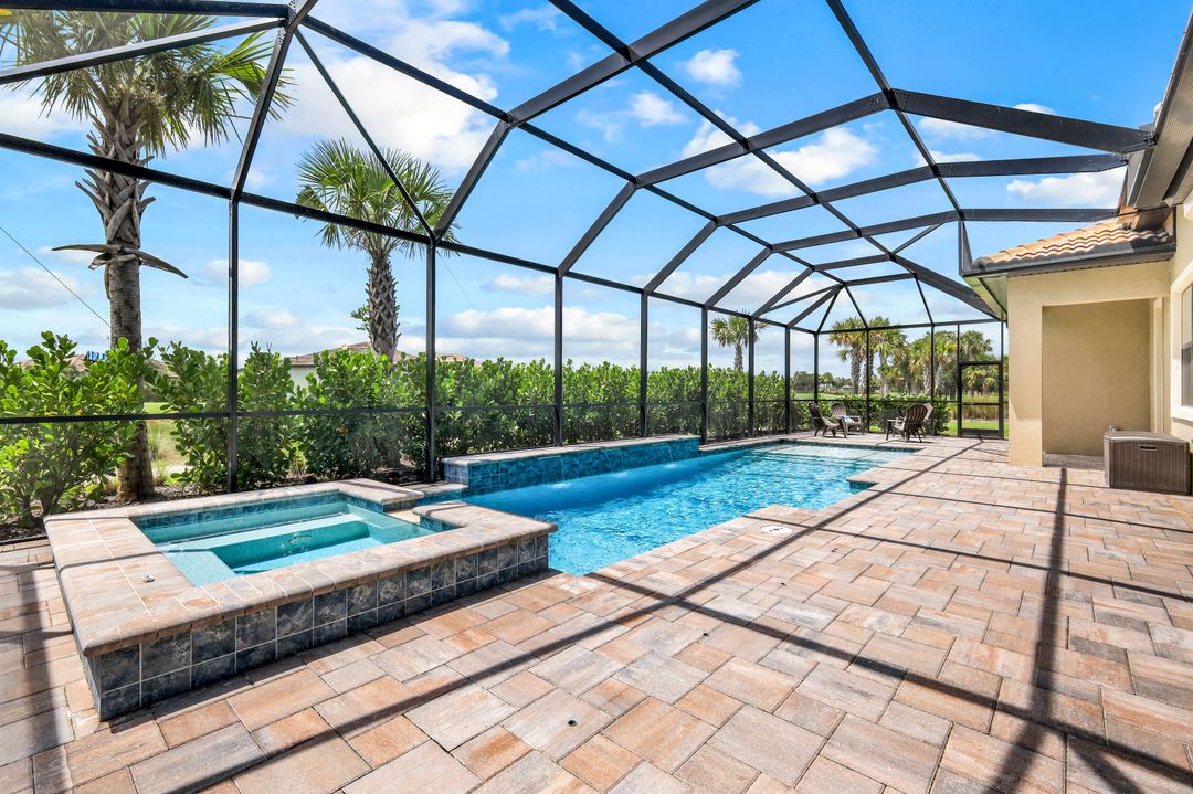 9554 Everglades Dr, Naples, FL 34120