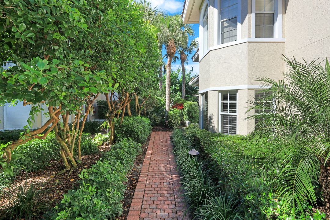 8453 Abbington Cir #811, Naples, FL 34108