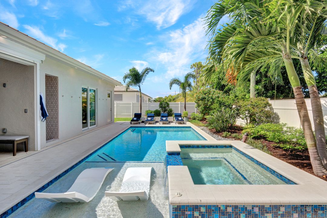 553 106th Ave N, Naples, FL 34108