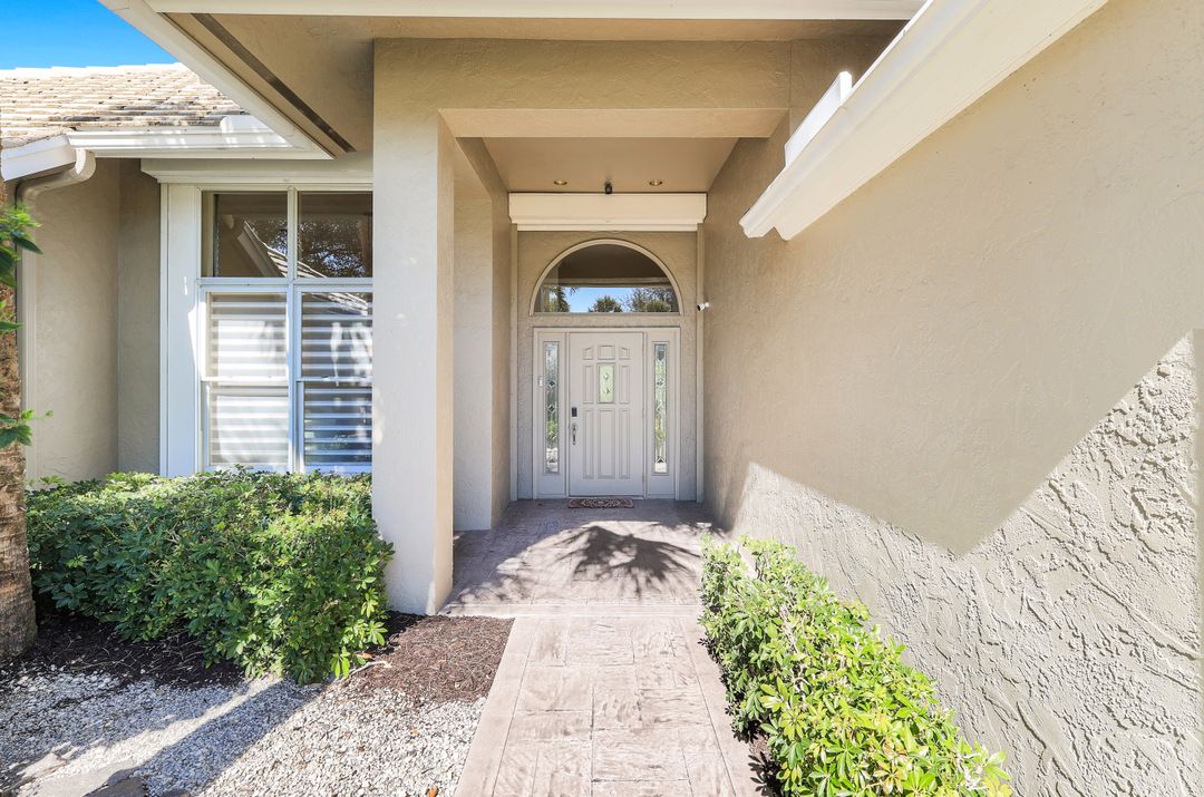 717 Pine Creek Ln, Naples, FL 34108