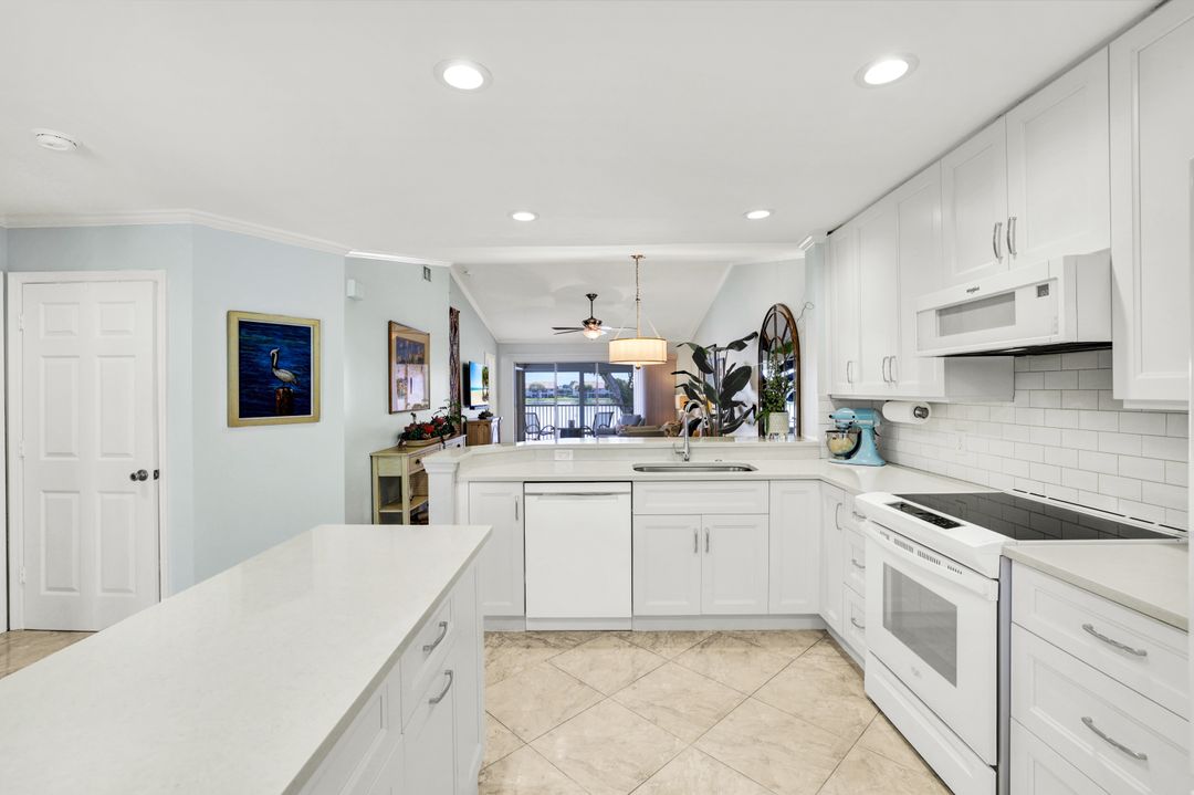 7742 Emerald Cir #V203, Naples, FL 34109