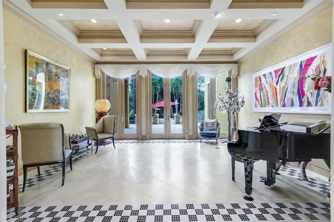 683 Hickory Rd, Naples, FL 34108